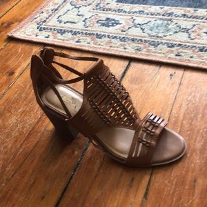 Target block heal sandal